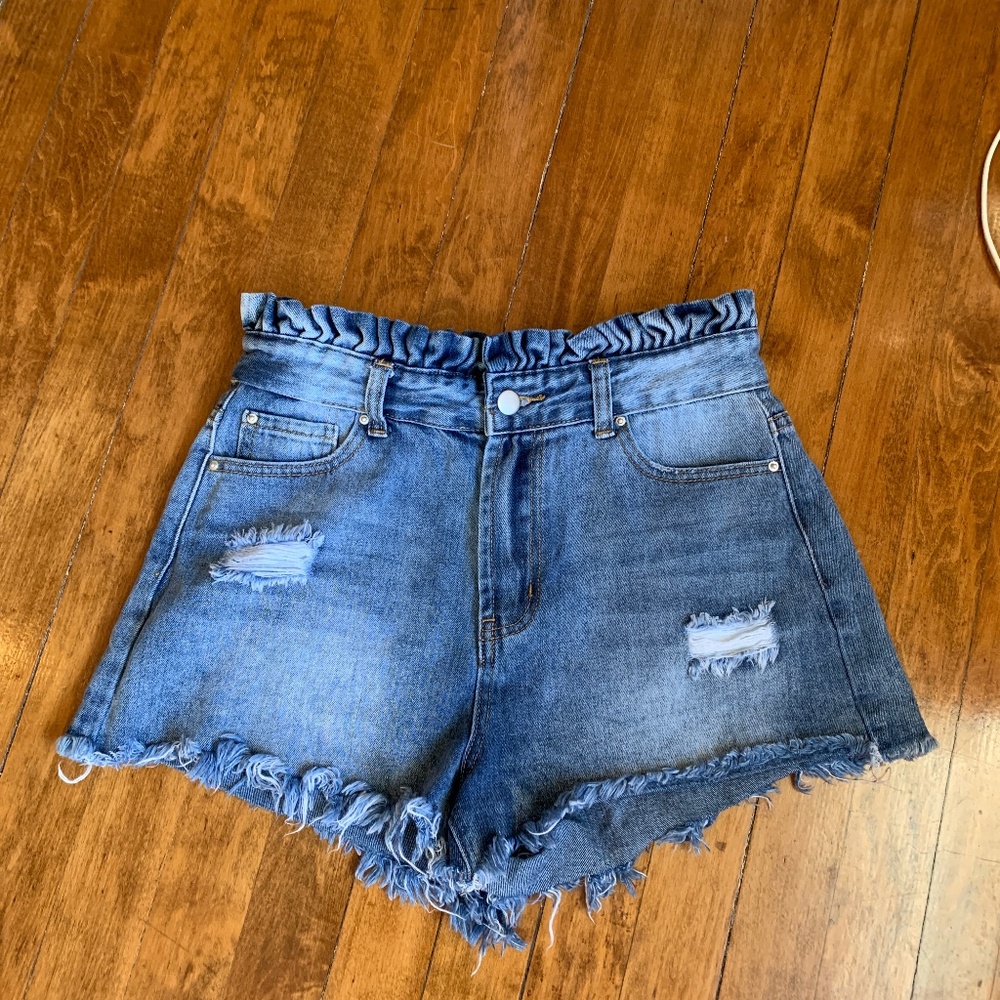 Hayden Los Angeles ruffle top‎ distressed shirt jean shorts. Worn 1x